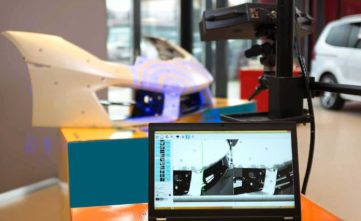 Evatronix 3D scanner being use to scan car parts | Evatronix 3D scanner utilizzato per scansionare parti di macchina